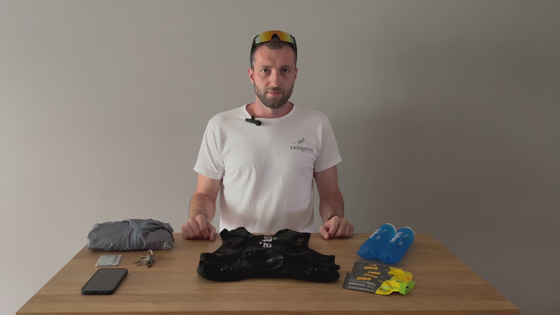Video laden: In diesem Video erklärt unser Gründer Sven das Design der Urban fit 2 Trinkweste. Er zeigt auf, dass eine Laufjahre in die Kangaroo Tasche passt. Zusätzlich zeigt er, dass alle Running Essentials, wie Energiegels, 2x 500ml Softflasks, Handy in die vorderen taschen passen. Zusätzlich sind die beiden Reisverschluss Taschen an den Schultern super, um Ausweis, Geld un den Schlüssel zu verstauen.