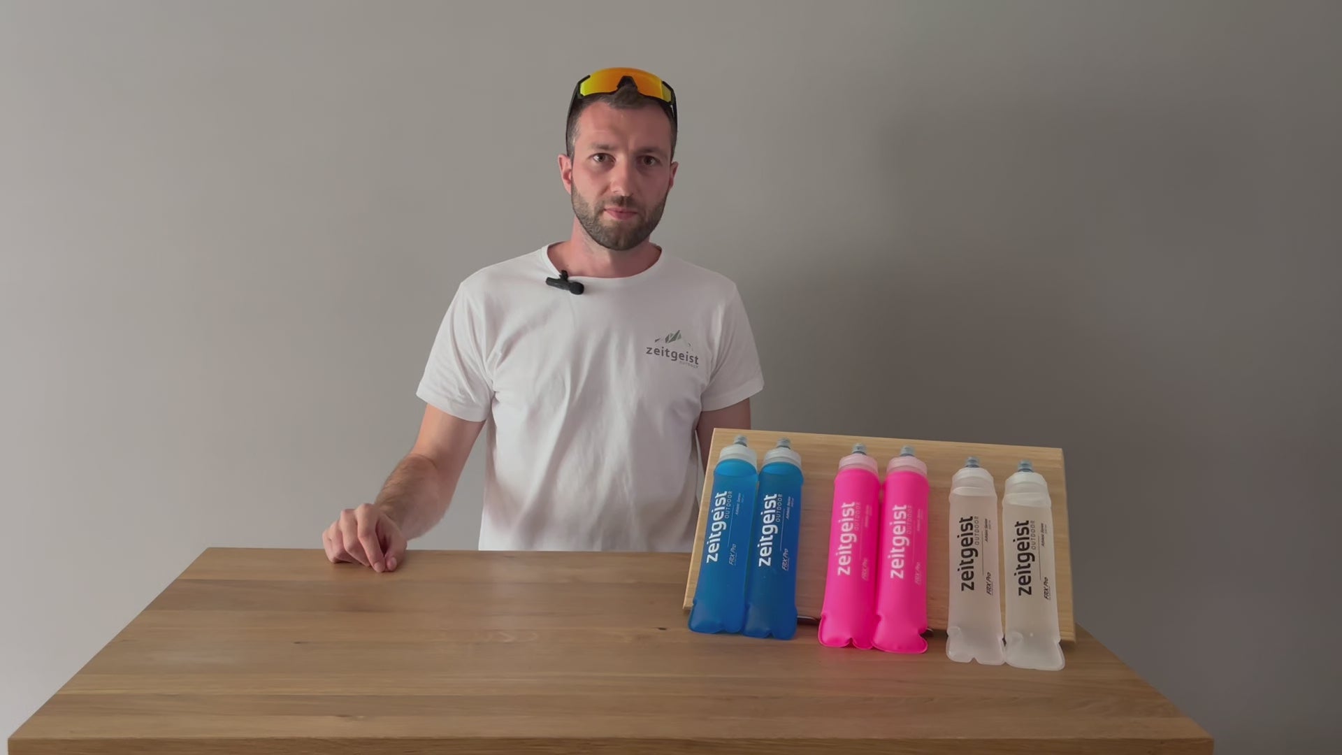 Video laden: In diesem Video zeigt unser Gründer Sven die Vorteile der FRX Pro Soft Flasks. Er vergleicht die Durchflussrate mit Mitbewerbern. Das Ergebnis ist, dass billigere Soft Flasks eine deutlich schelchtere Durchflussrate haben und, dass die FRX Pro gleich auf mit dem Marktführer ist. Mit dem entscheidenden Unterschied, dass die FRX Pro 50% billiger ist