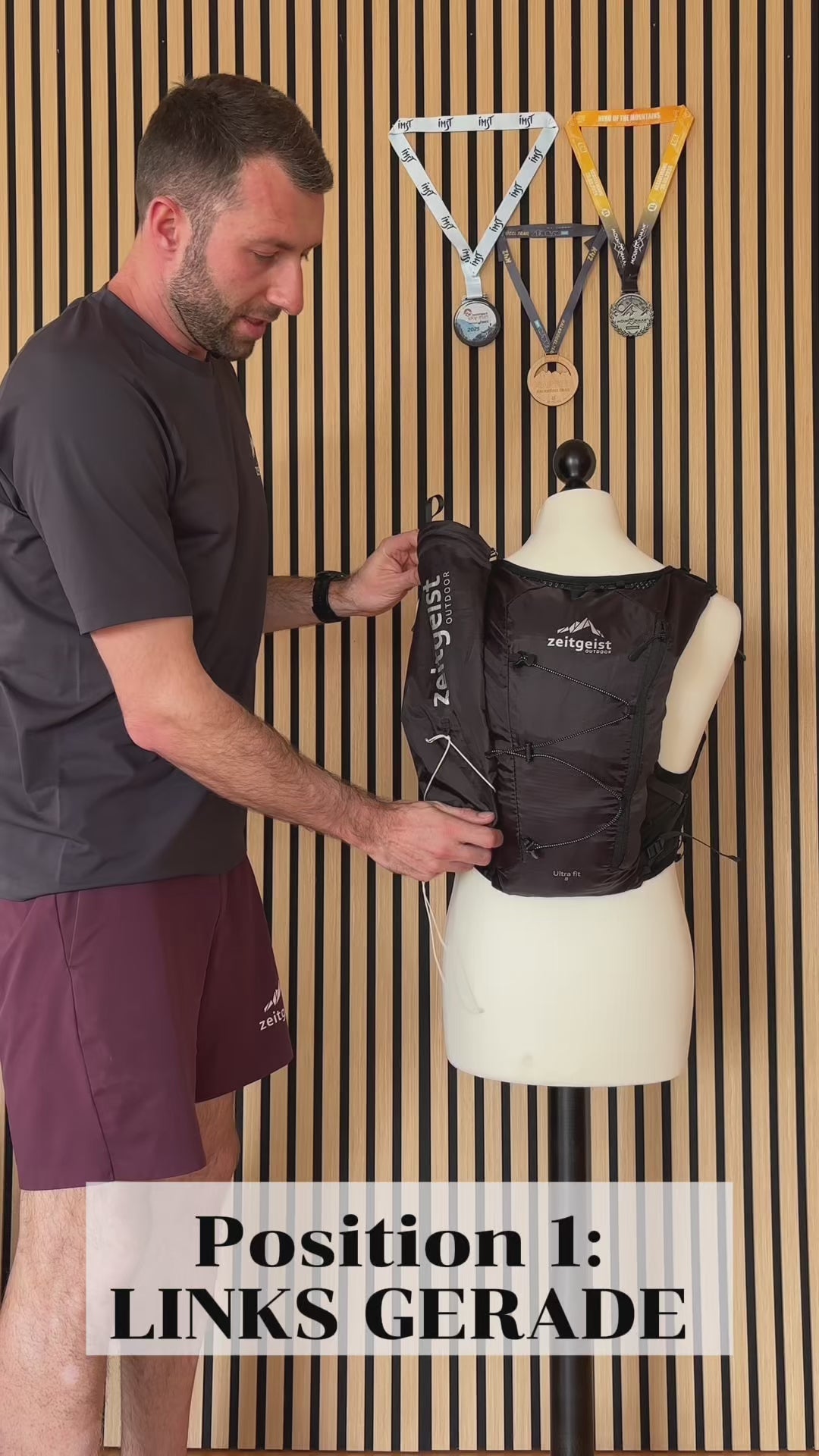 Video laden: In diesem Video werden die einzelnen Schritte gezeigt, wie man den Trailköcher an der Ultra fit 4 (2nd Gen) bzw. der Ultra fit 8 angebracht wird. Zusätzlich wird darauf eingegangen, was das zeitgeist System besonders macht. Das zeitgeist Trailköcher System kann man im Gegensatz zu anderen Köchern vorn durch dien Laufrucksack fändeln und von vorn dann komprimieren bzw. lösen. Das führt dazu, dass der Zugang deutlich einfacher ist und die Stöcke einfach herausgenommen werden und wieder in den Köcher  zurückgesteckt können