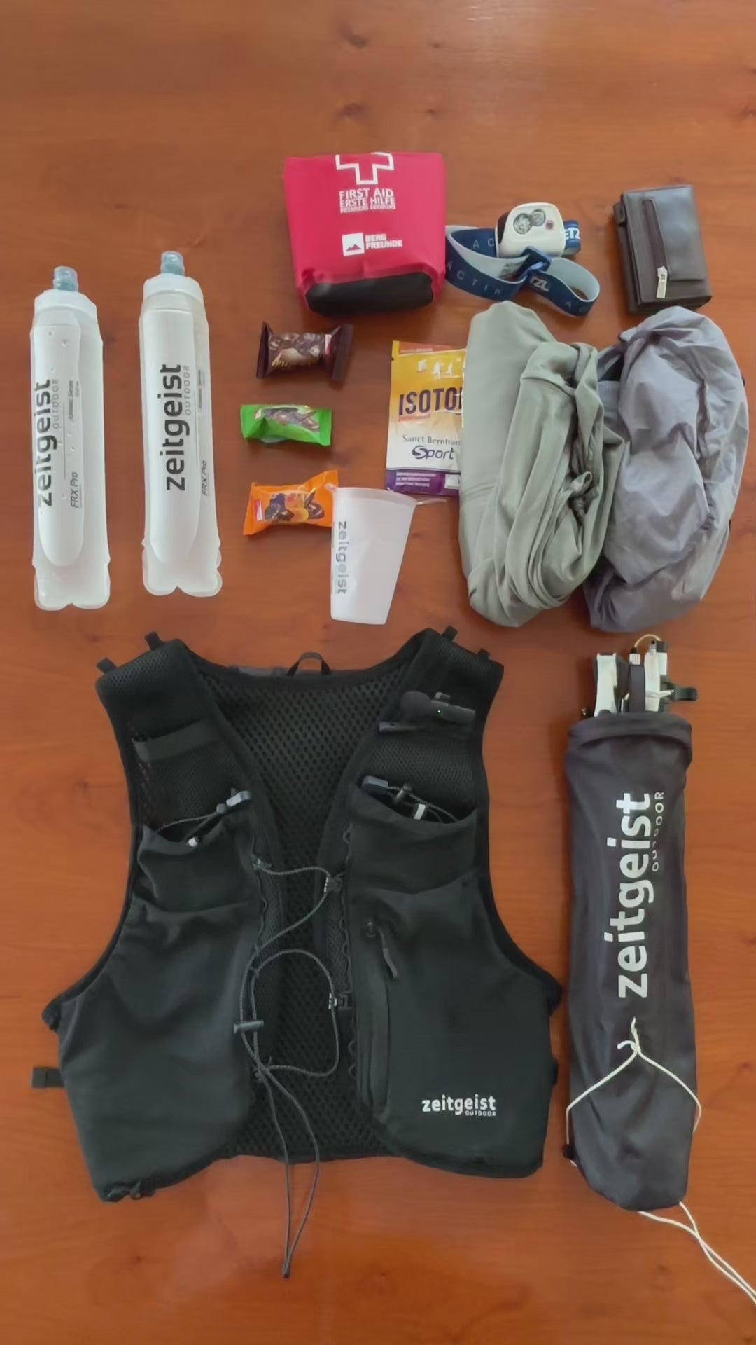 Video laden: In diesem Video erklärt unser Gründer Sven das Design des Laufrucksacks (Ultra fit 4). Er zeigt auf, dass Laufjacke, Wechselshirt, Handy, Riegel, Energiegels, 2 Softflasks und eine 2 Liter Trinkblase in die Laufweste passt. Zusätzlich demonstiert er die Stockhalterung.
